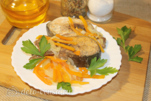 Горбуша с морковью и луком на сковороде: фото к шагу 7.