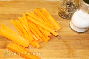 Горбуша с морковью и луком на сковороде: фото к шагу 3.