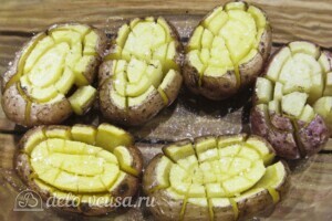 Хризантемы из картофеля с укропом и сыром: фото к шагу 10.