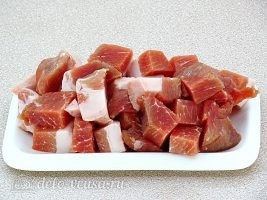 Котлеты из свинины с капустой: Порезать мясо