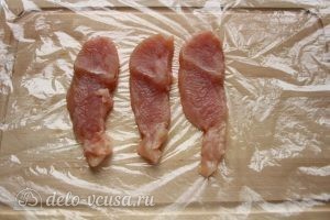 Отбивная из индейки на сковороде: Порезать мясо