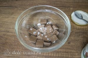 Шоколадный чизкейк с выпечкой: Растопить шоколад для глазури