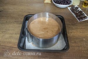 Шоколадный торт с черной смородиной: Перелить тесто в форме