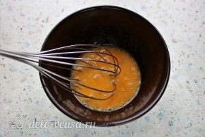 Салат Нежность в перце: Взбить яйцо