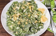 Салат из листьев салата и яйцом