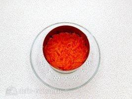 Закусочный салат с картофелем, морковью и свеклой: фото к шагу 10.
