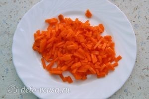 Вегетарианский борщ с фасолью: Измельчить морковь