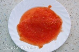 Вегетарианский борщ с фасолью: Измельчить томаты