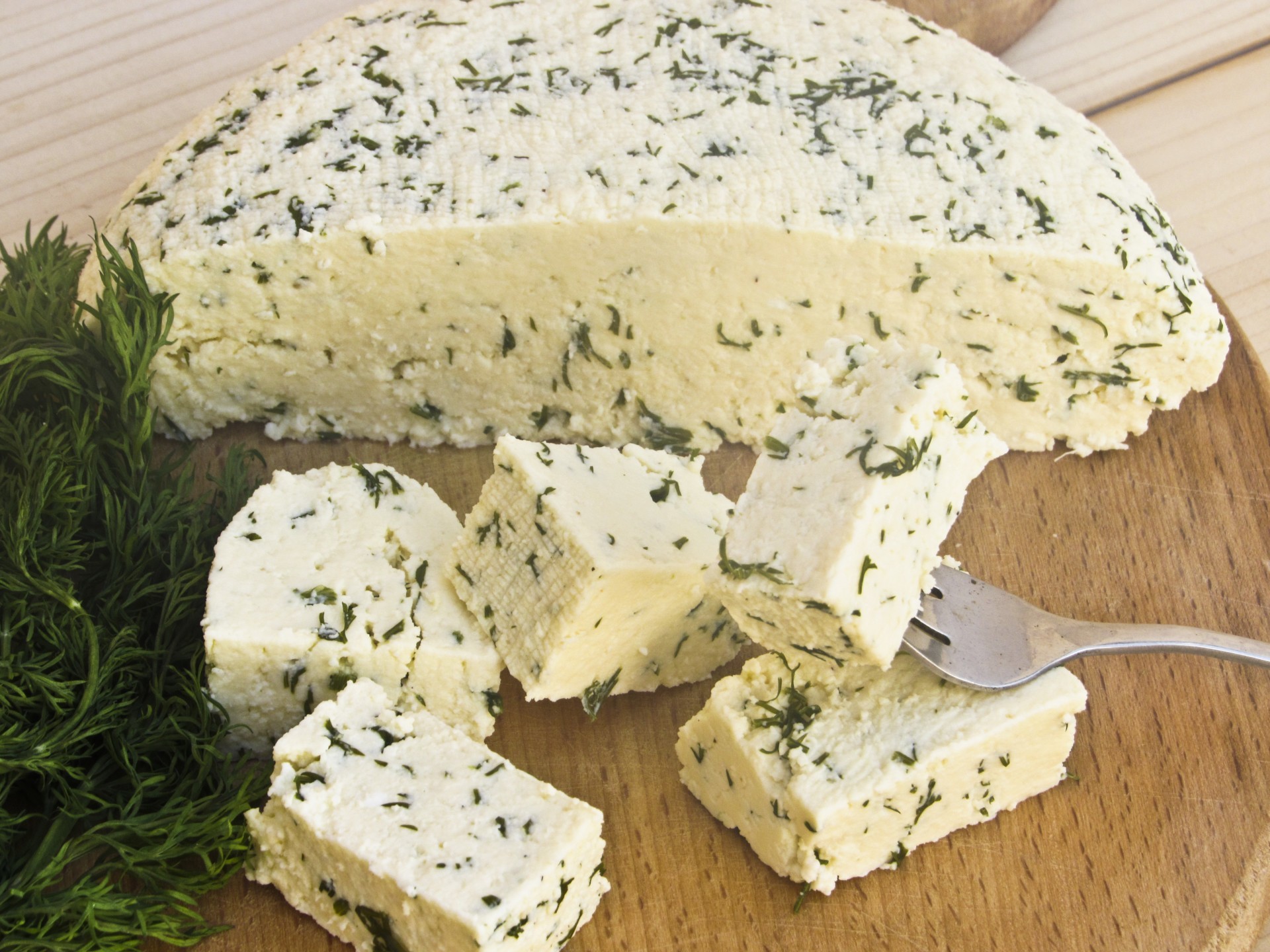 Вкусный домашний сыр. Сыр "адыгейский о Грин". Сыр домашний с укропом. Домашний сыр с зеленью. Сыр с укропом.