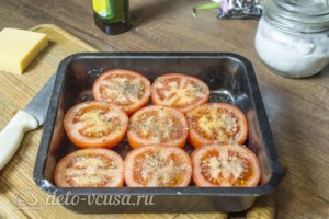 Запеченные помидоры под сыром в духовке: фото к шагу 2.