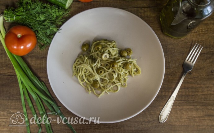 Спагетти с соусом Песто и оливками