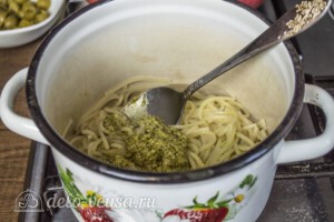 Спагетти с соусом Песто и оливками: фото к шагу 3.
