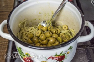 Спагетти с соусом Песто и оливками: фото к шагу 4.