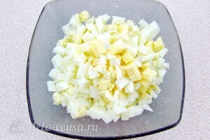 Салат из сайры с яйцом и картошкой: фото к шагу 3.
