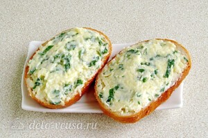 Картофель в духовке с сыром и чесноком: фото к шагу 10.