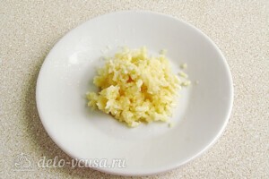Картофель в духовке с сыром и чесноком: фото к шагу 3.