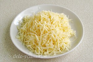Картофель в духовке с сыром и чесноком: фото к шагу 5.