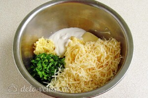 Картофель в духовке с сыром и чесноком: фото к шагу 6.