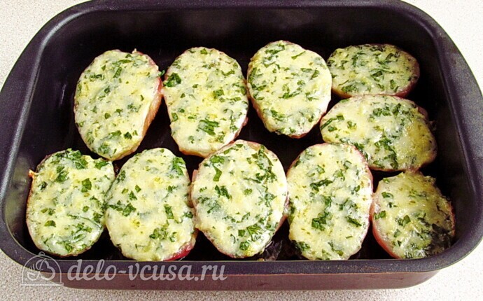 Картофель в духовке с сыром и чесноком: фото к шагу 9.