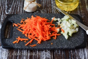 Жареный минтай с морковью и луком: фото к шагу 4.