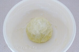 Пирог с зернёным творогом и сыром: фото к шагу 4.