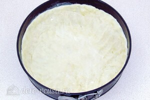 Пирог с зернёным творогом и сыром: фото к шагу 9.