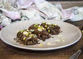 Рецепт шоколадные блинчики с творогом и бананом