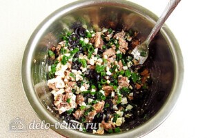 Быстрый салат из сайры с маслинами: фото к шагу 7.