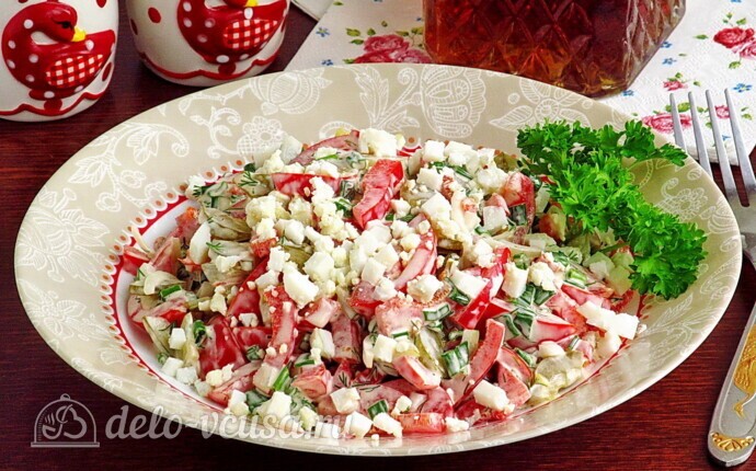 Рецепт яркий салат с солеными огурцами
