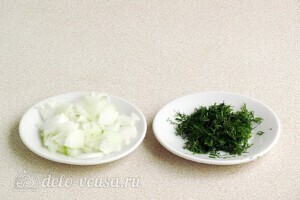 Яркий салат с солеными огурцами: фото к шагу 4.