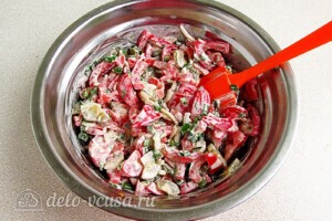 Яркий салат с солеными огурцами: фото к шагу 8.