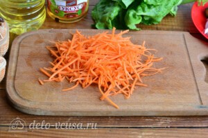 Весенний салат с редиской и морковью: фото к шагу 2.