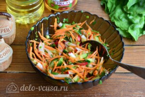 Весенний салат с редиской и морковью: фото к шагу 4.