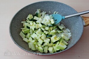 Фрикадельки из индейки в овощном соусе: фото к шагу 2.