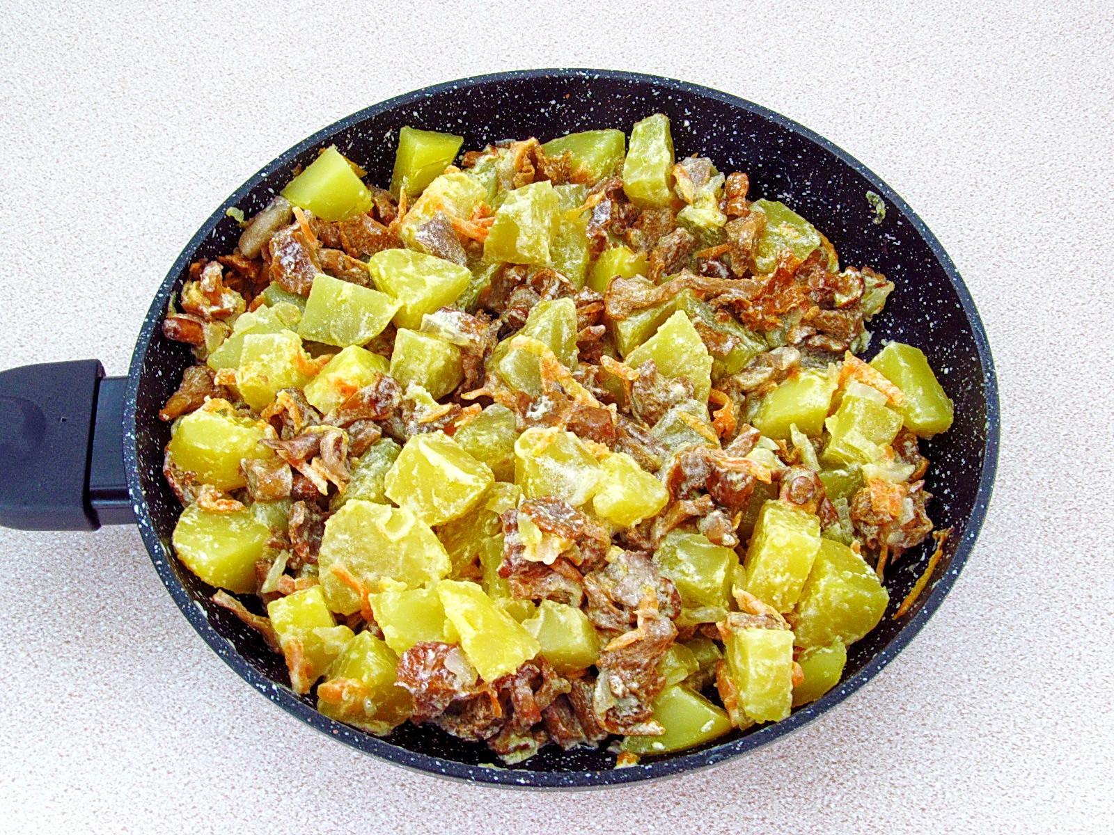 Картошка с лисичками на сковороде со сметаной
