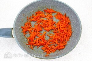 Крабовый салат с морковью и сыром: фото к шагу 4.