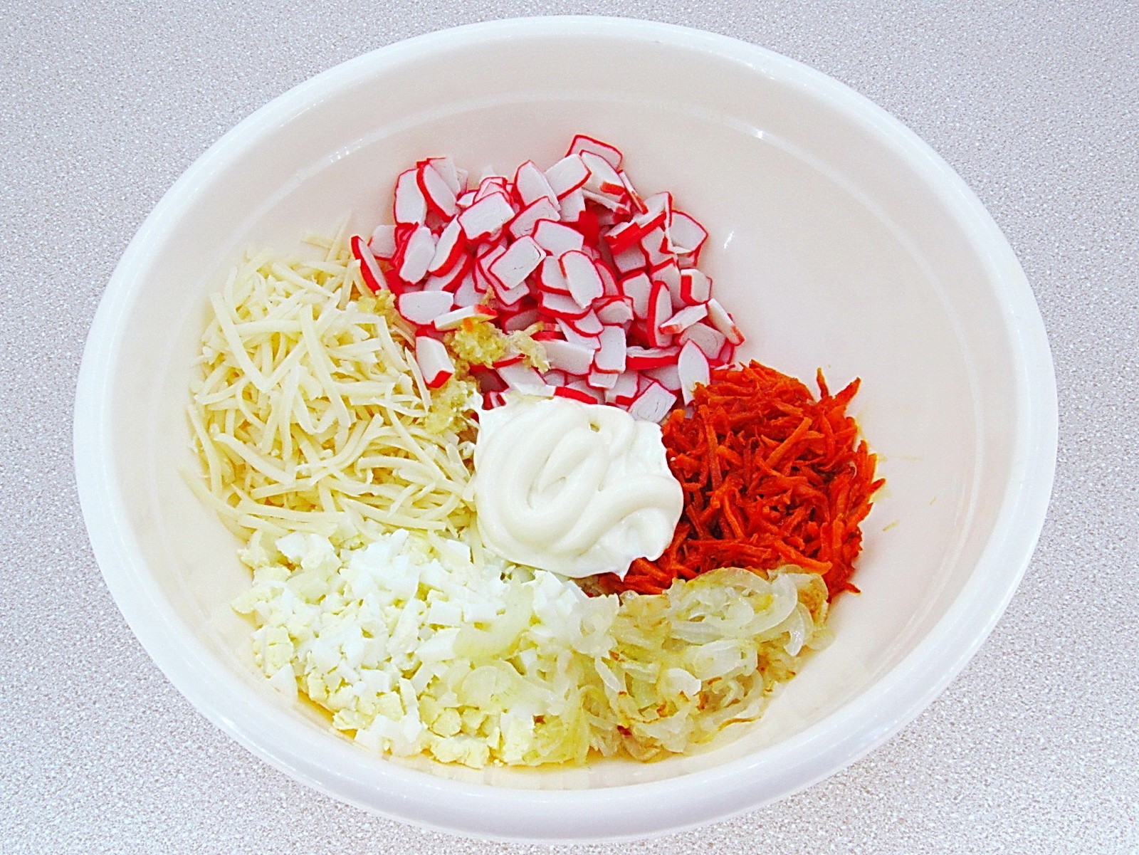 салат с крабовыми палочками и корейской морковкой и кукурузой. салат с корейской морковью и крабовыми палочками. лёгкий постный салат с крабовыми палочками. добавляют ли морковь в крабовый салат. салат с корейской морковью и крабовыми палочками и кукурузой.