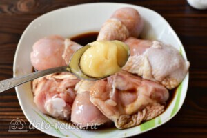 Курица в рукаве в медово-соевом соусе: фото к шагу 3.