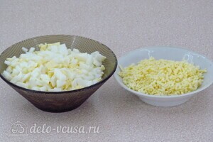Крабовый салат-торт с рисом и грибами: фото к шагу 2.