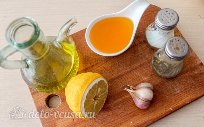 Салат из капусты с тунцом и кукурузой: фото к шагу 2.