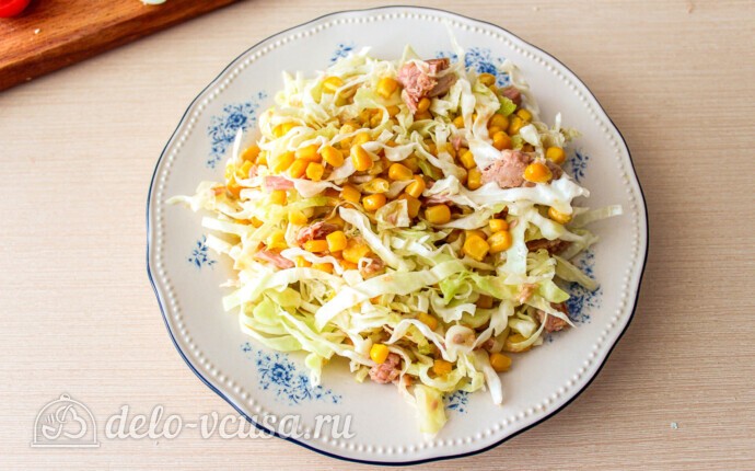 Салат из капусты с тунцом и кукурузой: фото к шагу 7.