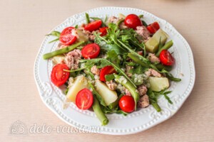 Салат с тунцом, молодым картофелем и зеленой фасолью: фото к шагу 7.