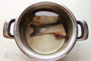 Наваристый рыбный суп с пшеничной крупой: фото к шагу 1.