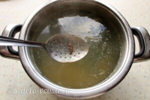 Наваристый рыбный суп с пшеничной крупой: фото к шагу 4.