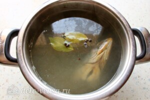 Наваристый рыбный суп с пшеничной крупой: фото к шагу 5.