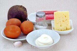 Пикантный крабовый салат со свеклой: Ингредиенты