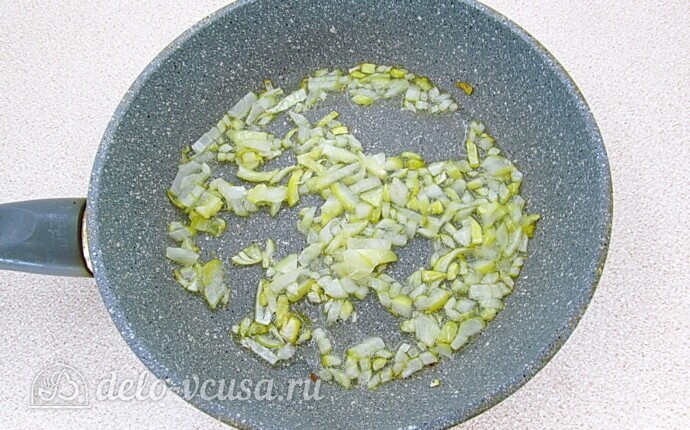 Салат из кальмаров с курицей и овощами: фото к шагу 8.