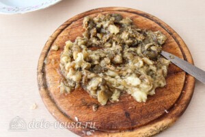 Салат из печёных баклажанов с сыром Фета: фото к шагу 10.