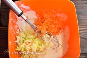 Сладкие кабачковые оладьи с морковью: фото к шагу 5.