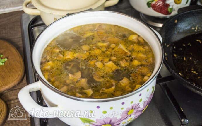 Сырный суп с лисичками и курицей: фото к шагу 5.